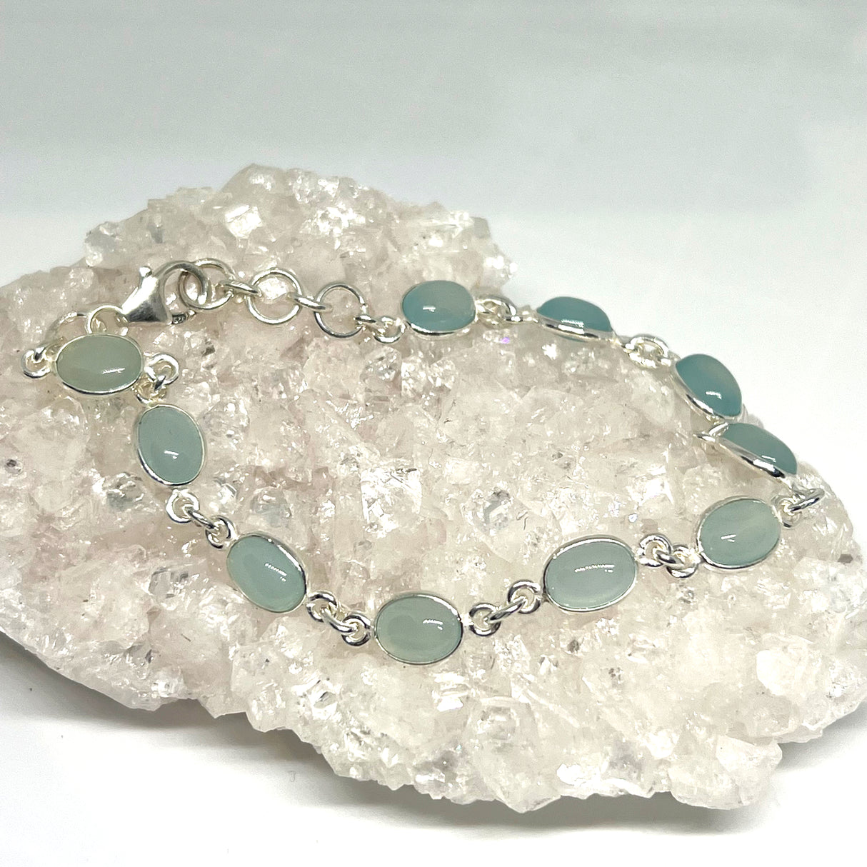 Blue Chalcedony cabochon in 925 silver bezel setting bracelet PBGJ011