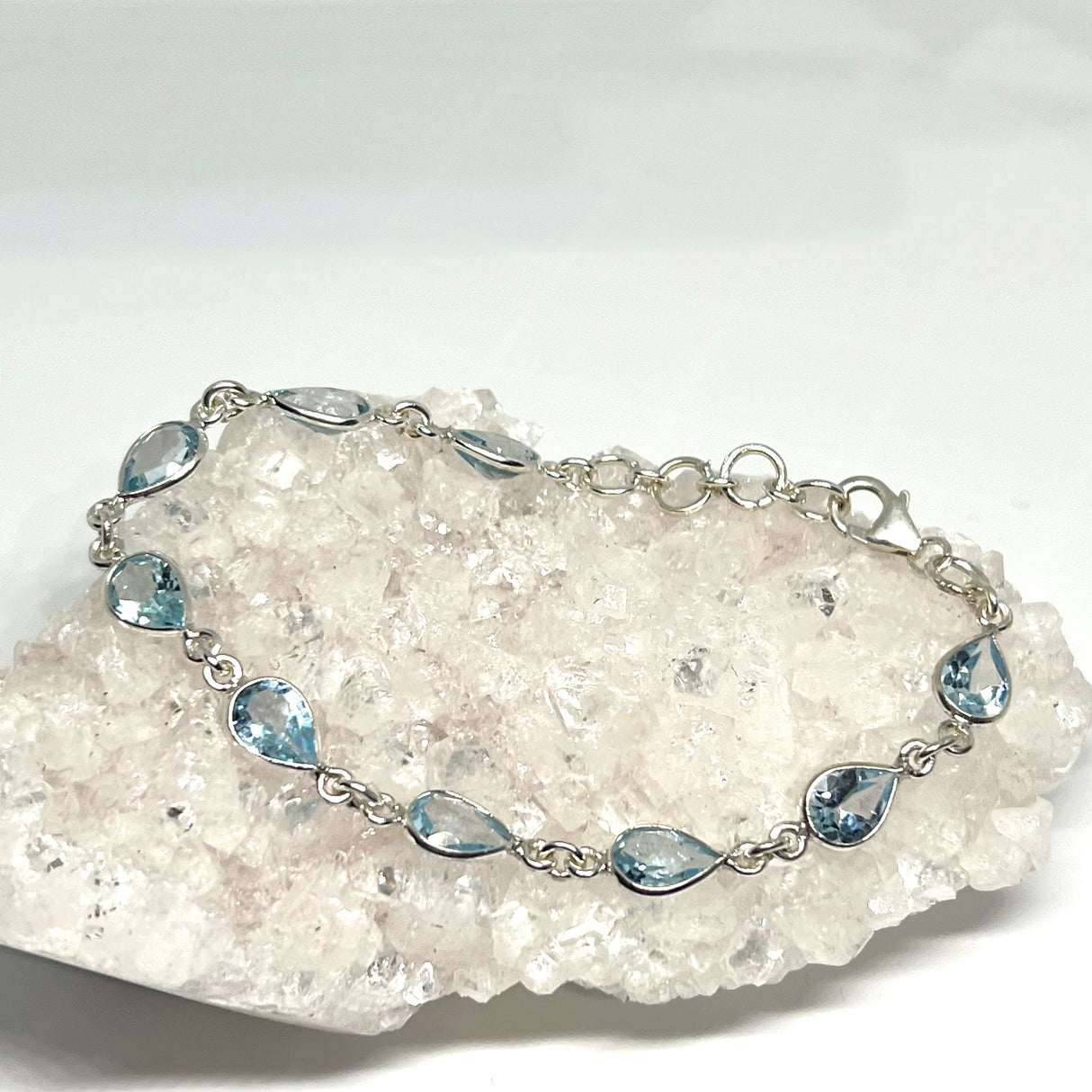 Blue Topaz faceted gemstones in 925 silver bezel setting bracelet PBGJ022