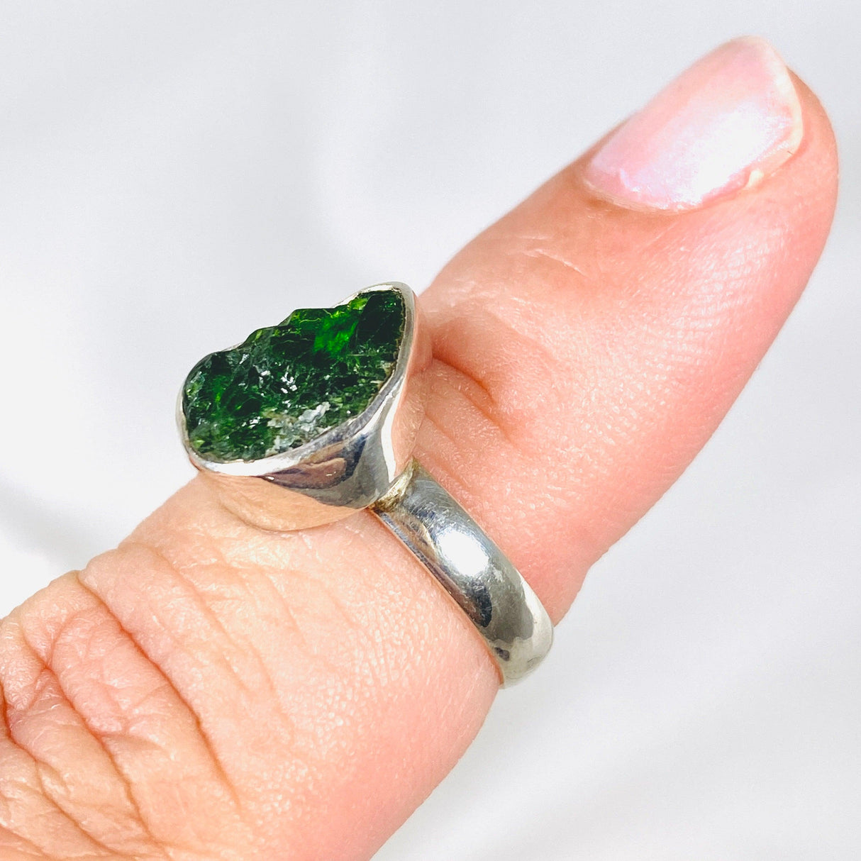 Chrome Diopside raw ring s.6 PRGJ129 - Nature's Magick