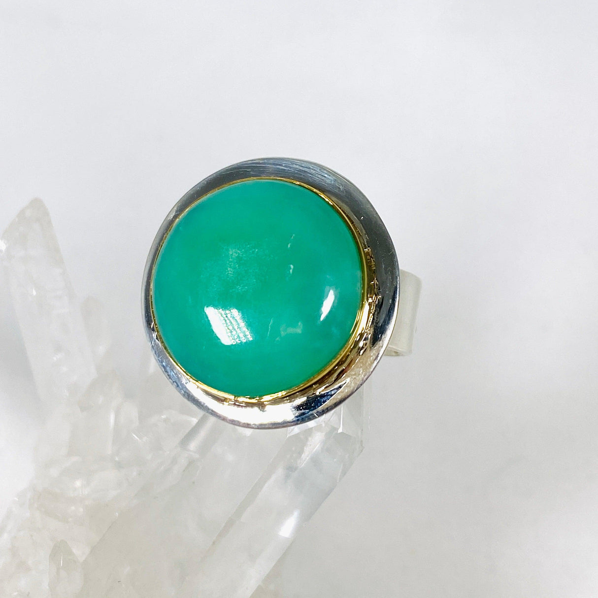 Chrysoprase round ring with brass detailing s.11 KRGJ2942 - Nature's Magick