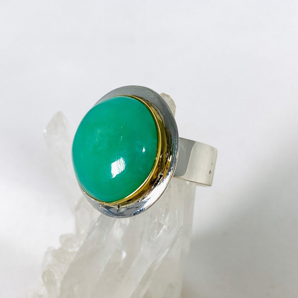 Chrysoprase round ring with brass detailing s.11 KRGJ2942 - Nature's Magick