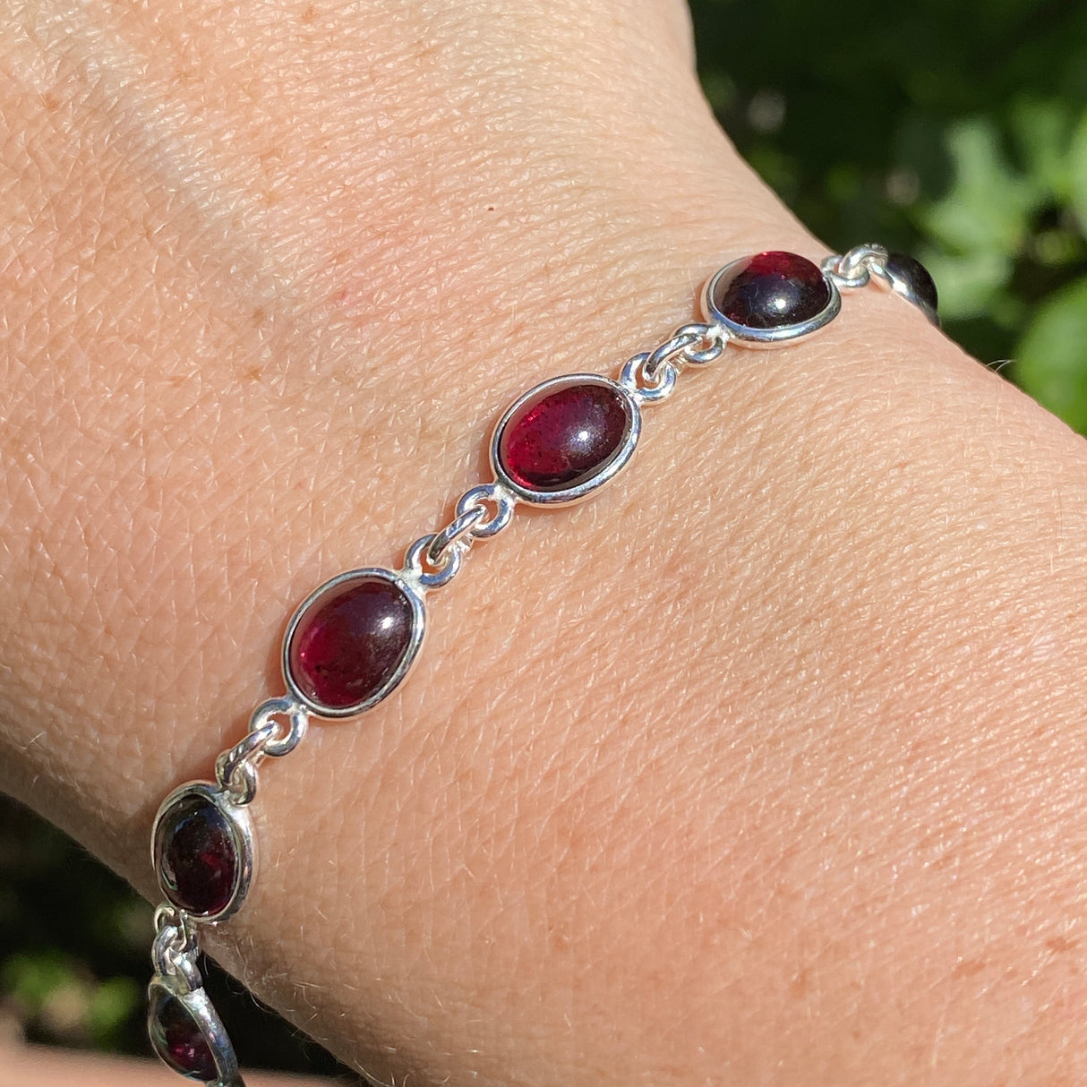 Garnet cabochon in 925 silver bezel setting bracelet PBGJ010