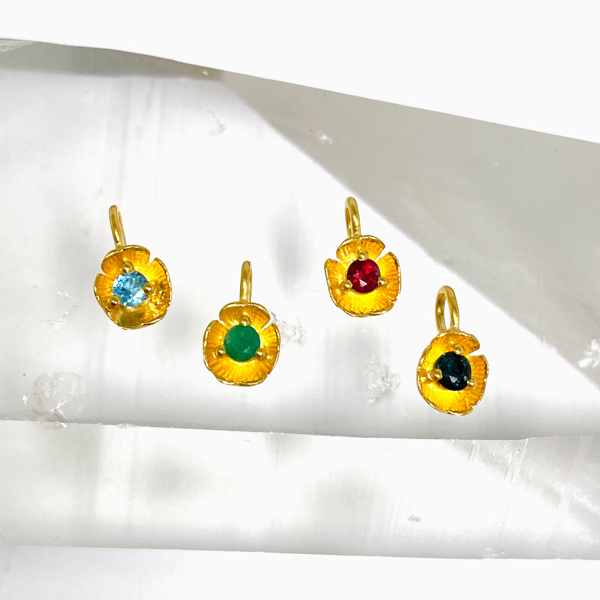 Gemstone Round Faceted 2.5 micron Gold Plated Flower Pendant PPGJ1224