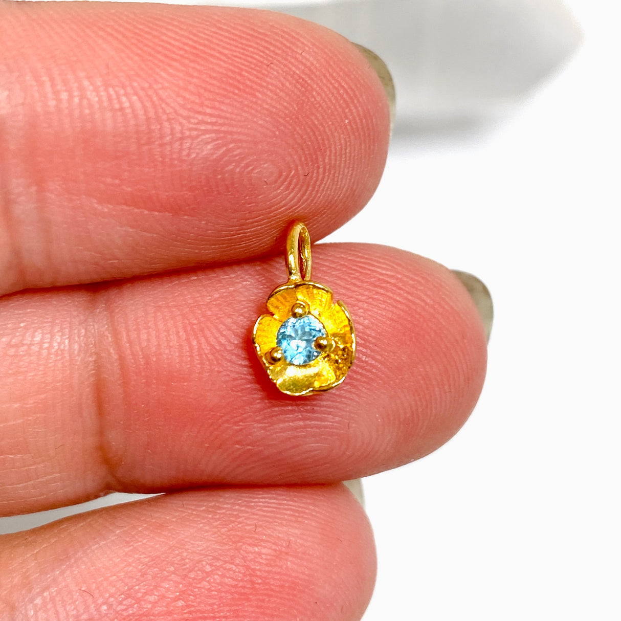 Gemstone Round Faceted 2.5 micron Gold Plated Flower Pendant PPGJ1224