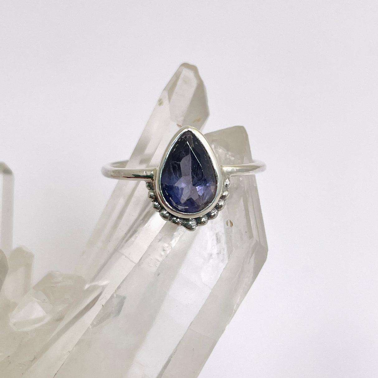 Ioilite Teardrop fine band ring R3800-IOL