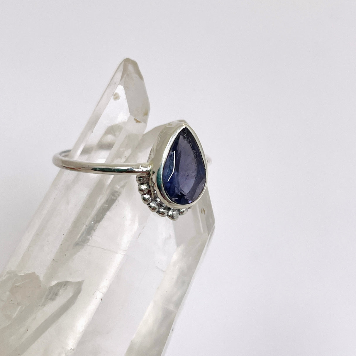 Ioilite Teardrop fine band ring R3800-IOL