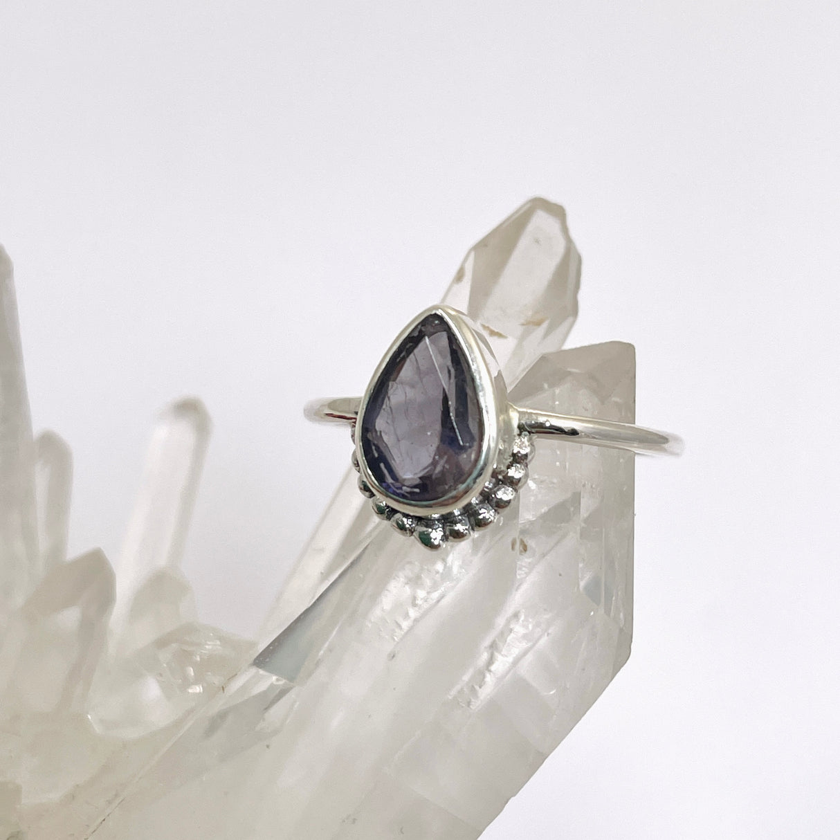 Ioilite Teardrop fine band ring R3800-IOL