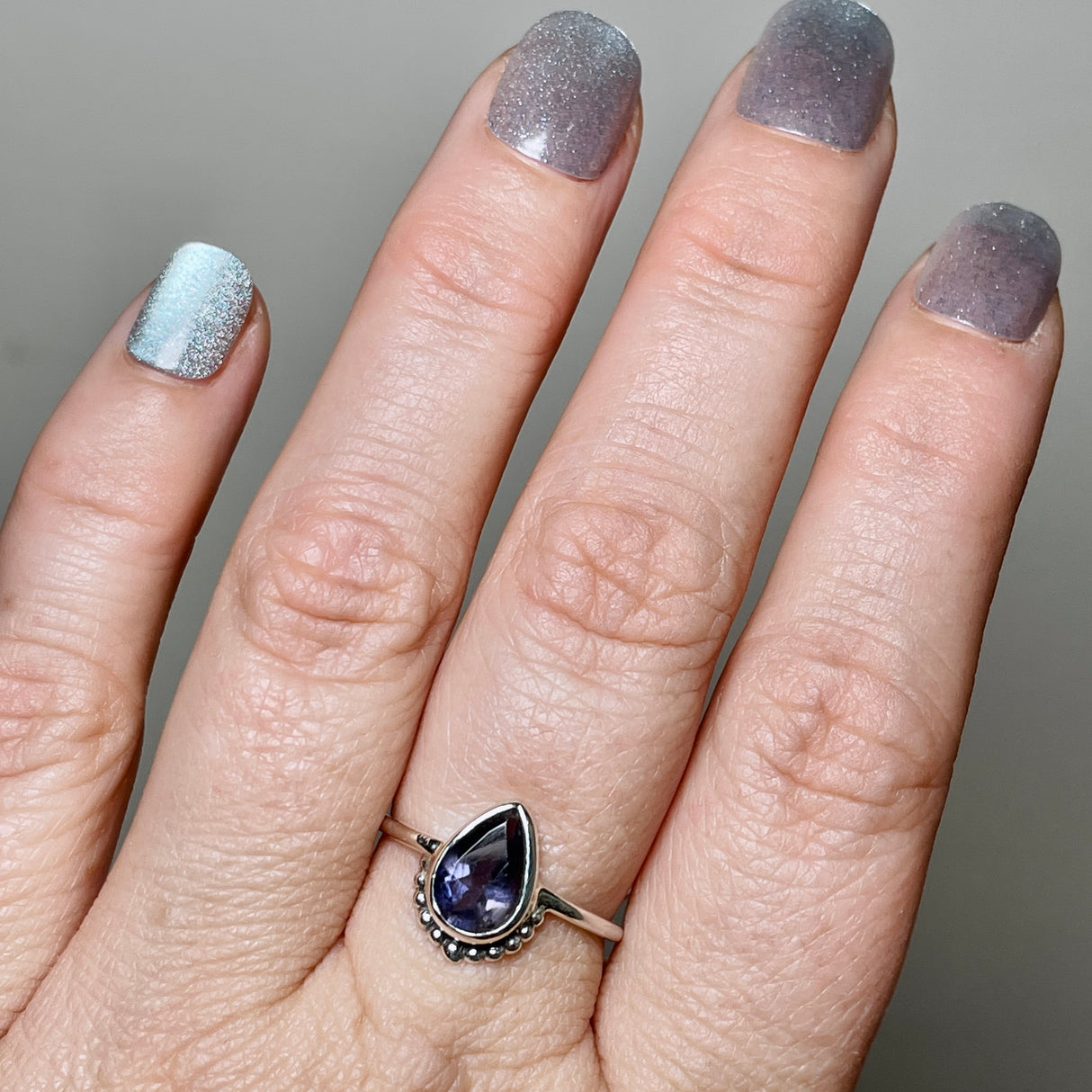 Ioilite Teardrop fine band ring R3800-IOL