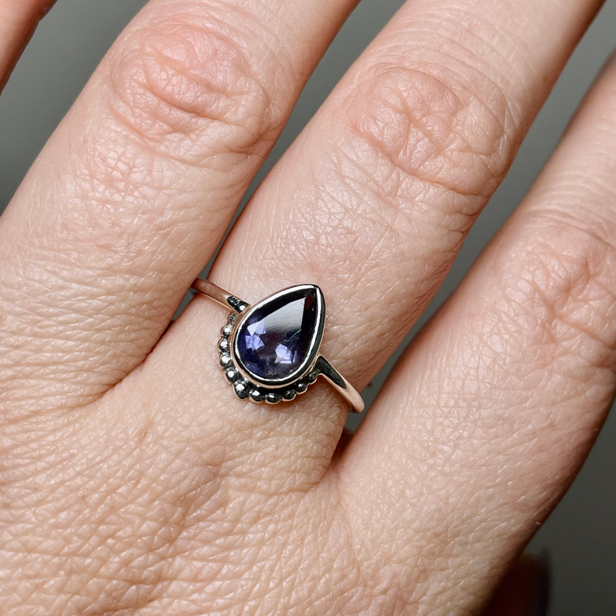 Ioilite Teardrop fine band ring R3800-IOL