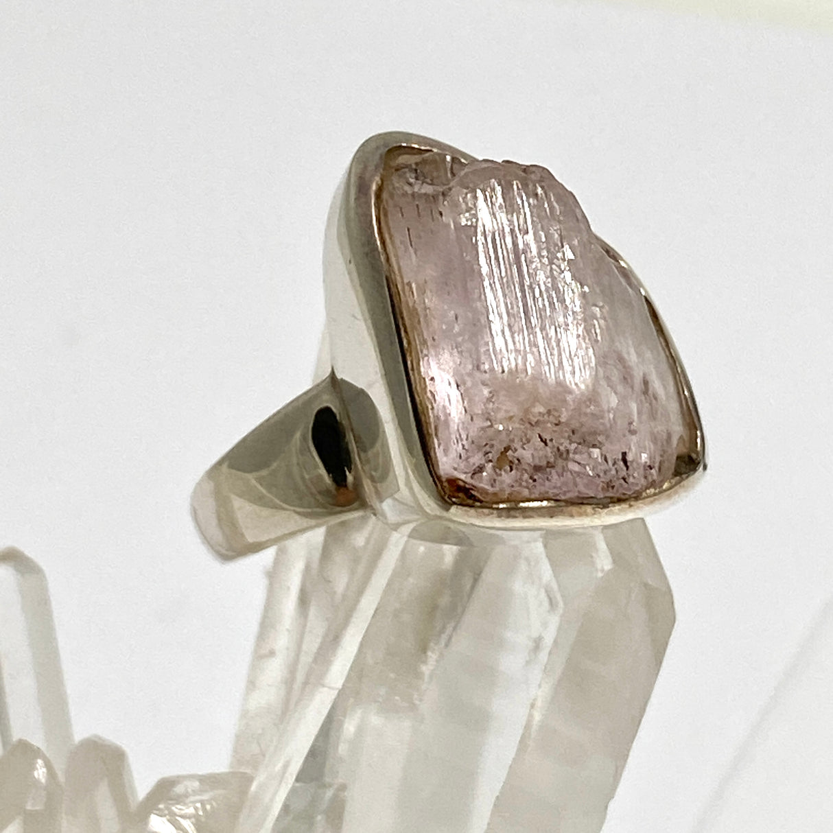 Kunzite raw crystal ring s.9 PRGJ195a