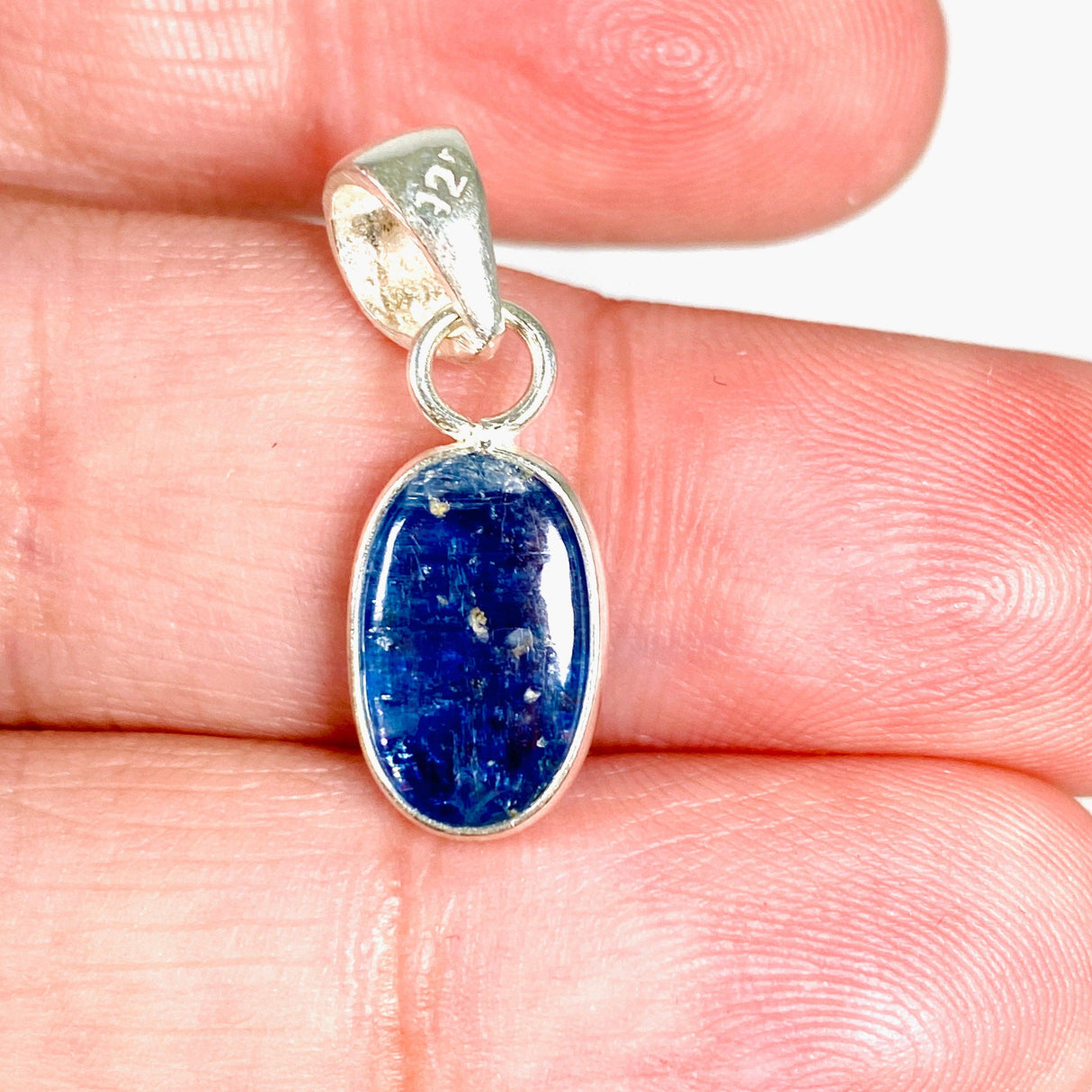 Kyanite Petite oval pendant KPGJ3449