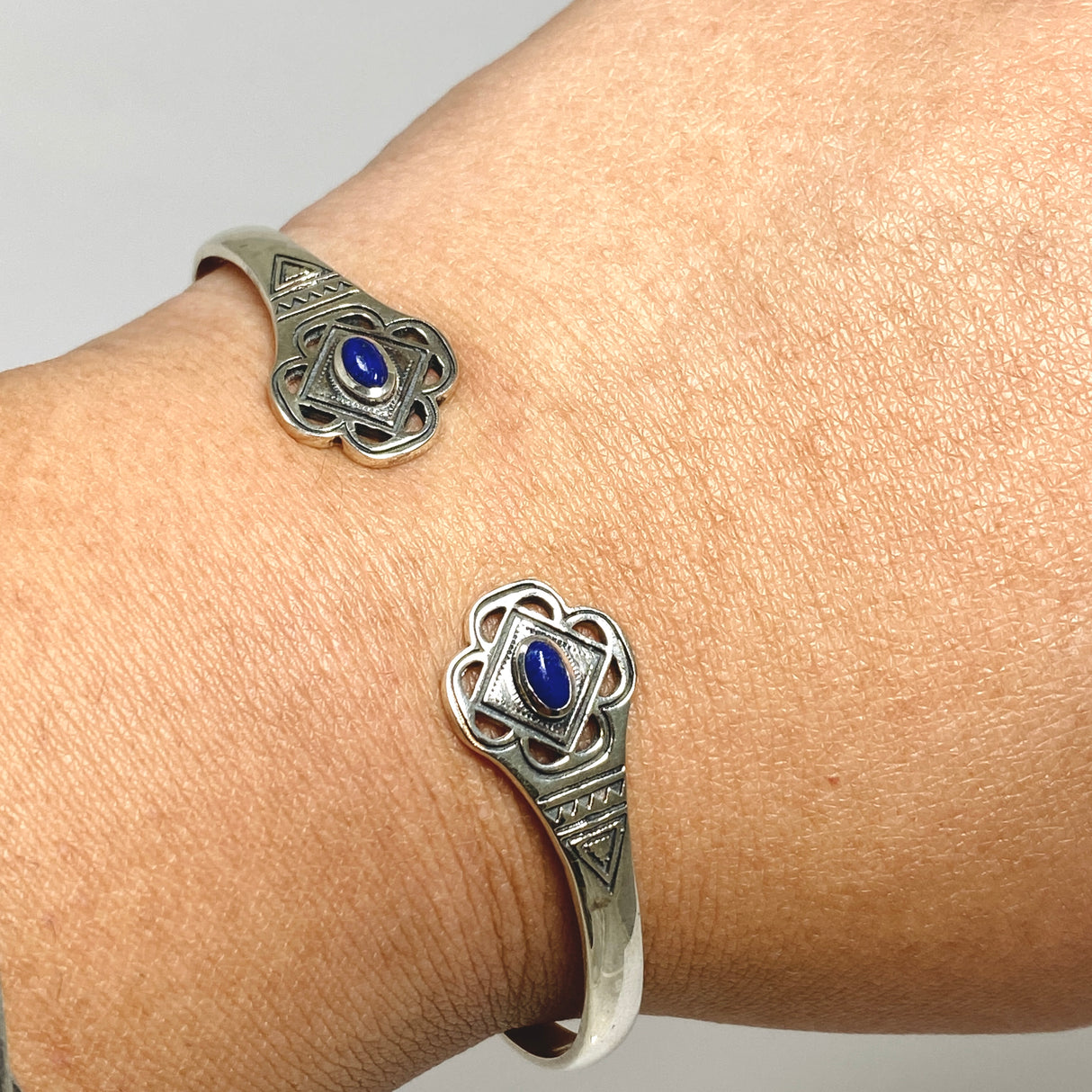 Lapis Lazuli Oval Cabochon Decorative Cuff Bangle PBGJ044