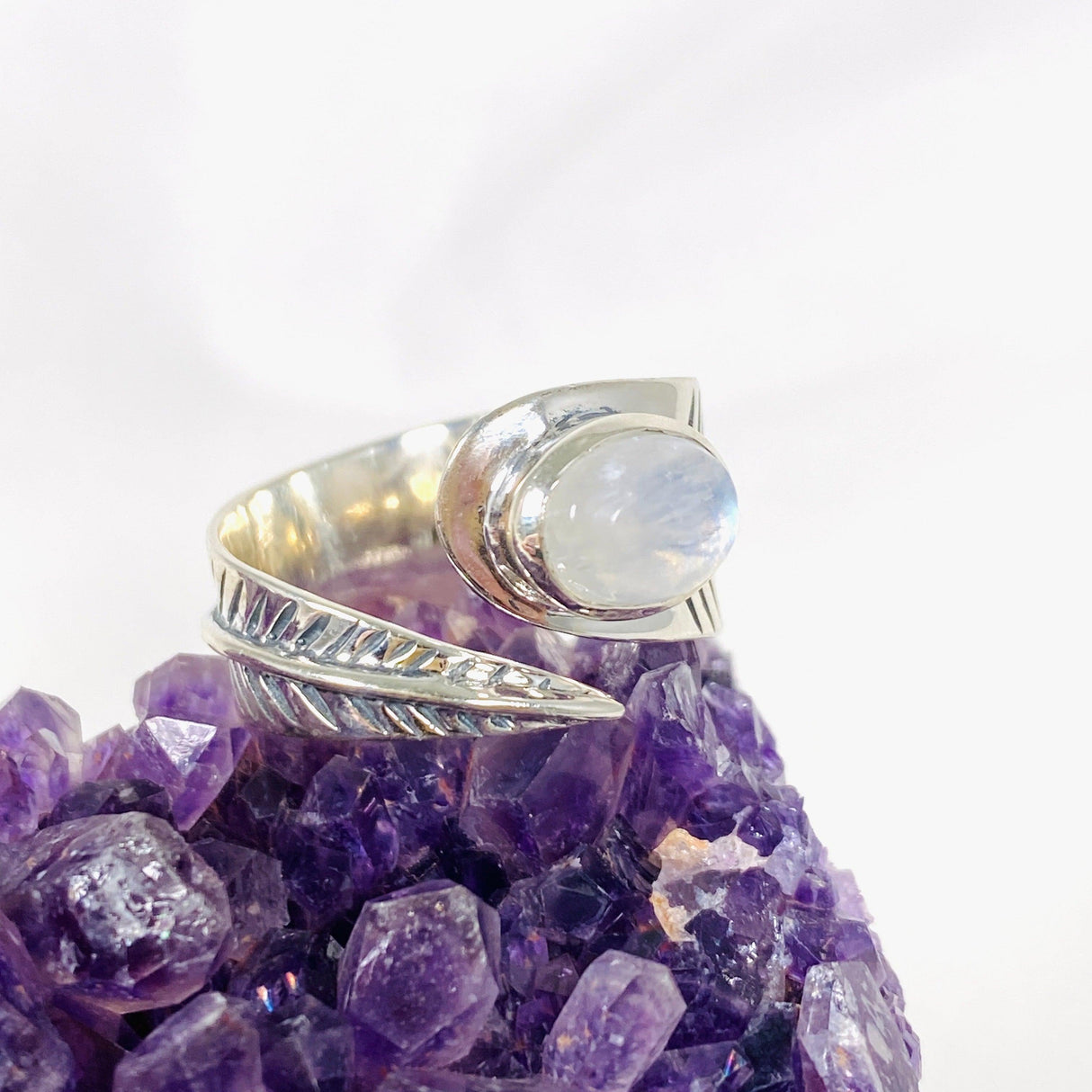 Moonstone Oval Leaf Ring s.10 KRGJ3031 - Nature's Magick