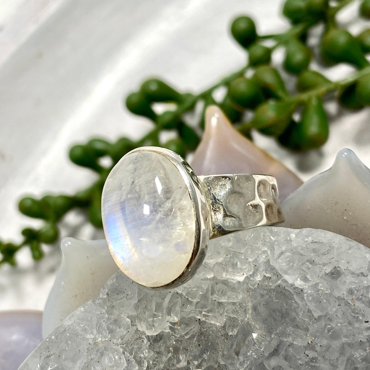 Moonstone oval ring with hammered band s.9 KRGJ1208 - Nature's Magick