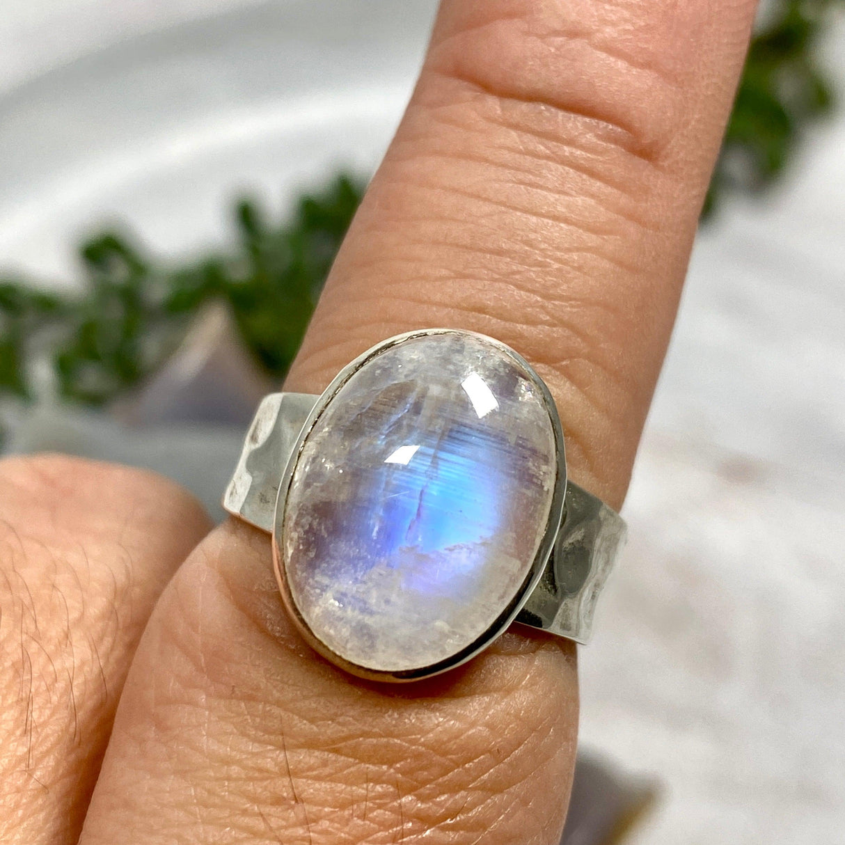 Moonstone oval ring with hammered band s.9 KRGJ1208 - Nature's Magick
