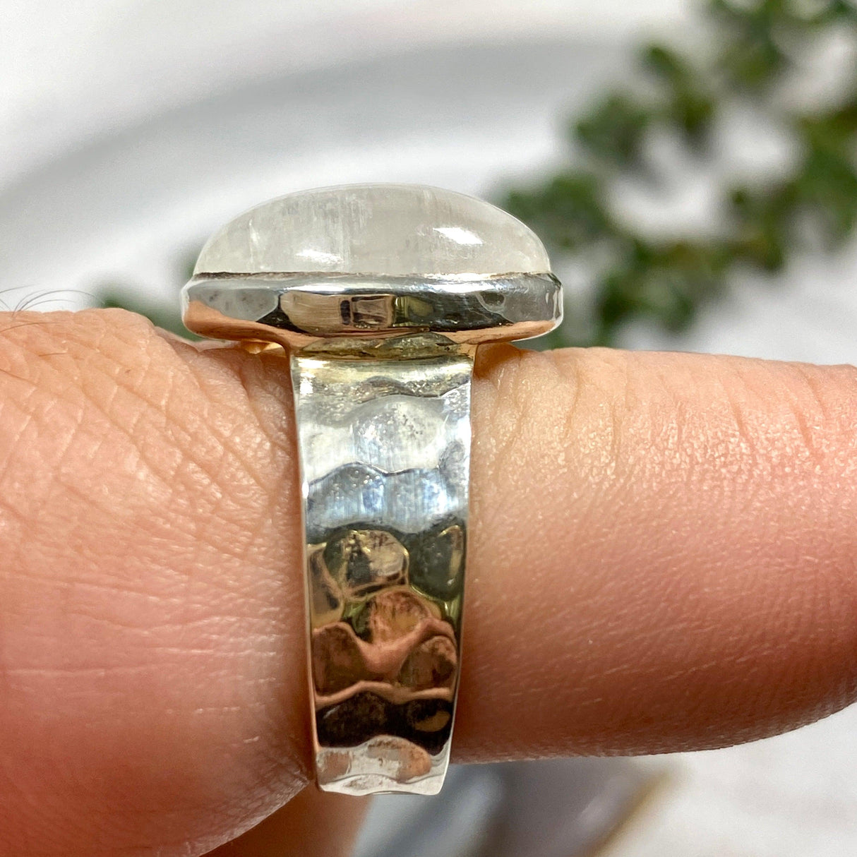 Moonstone oval ring with hammered band s.9 KRGJ1208 - Nature's Magick