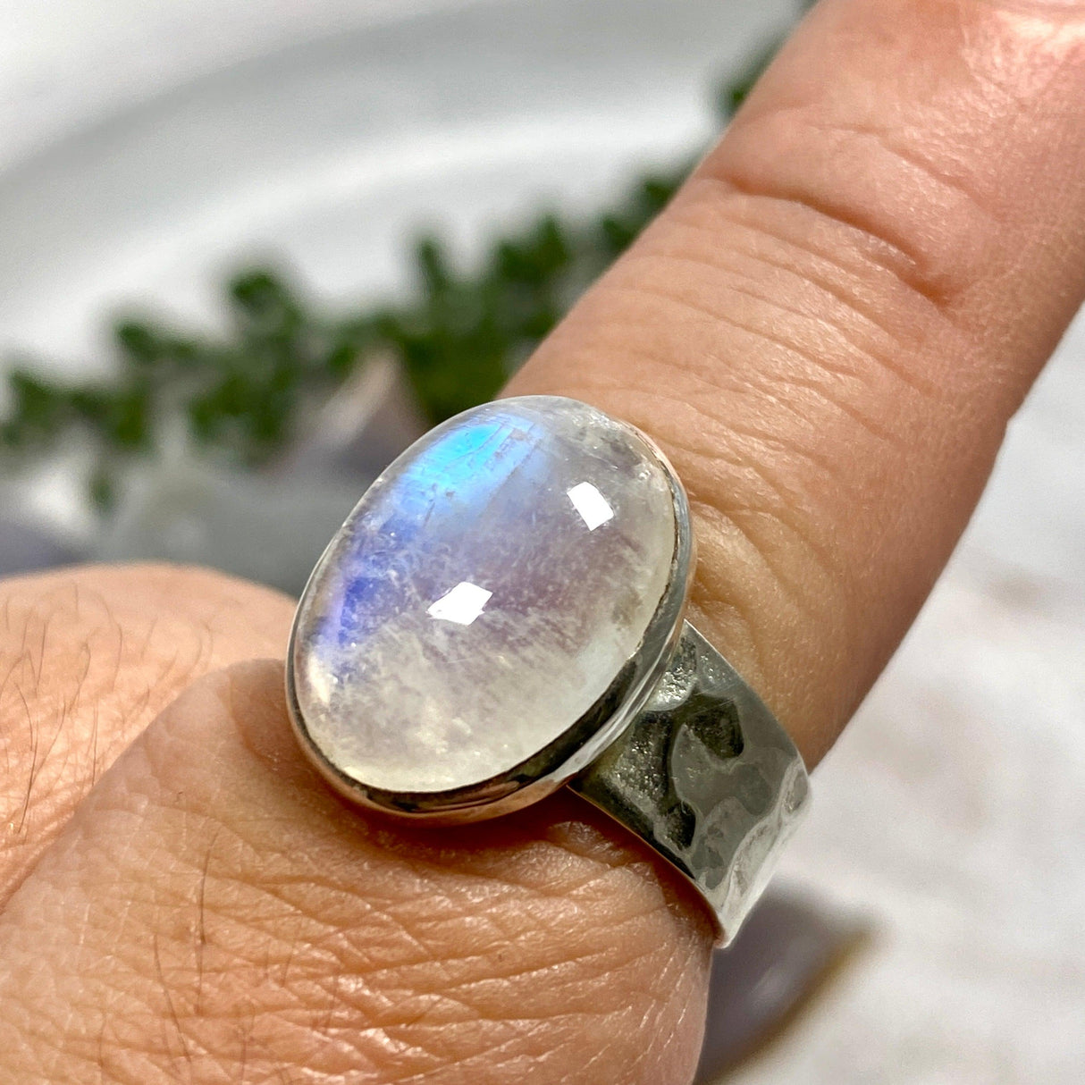 Moonstone oval ring with hammered band s.9 KRGJ1208 - Nature's Magick