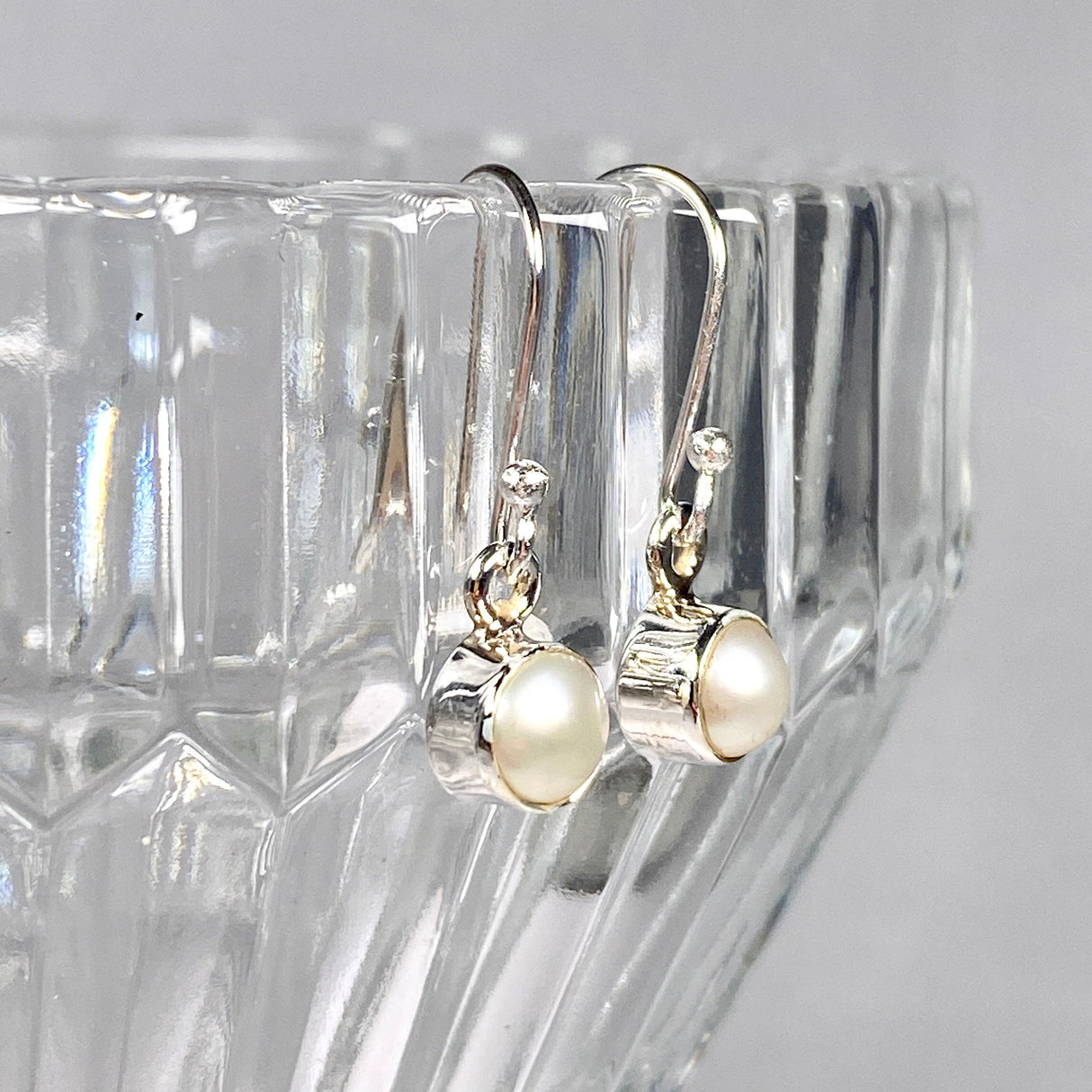 Pearl petite round earrings R2363-PLC - Nature's Magick