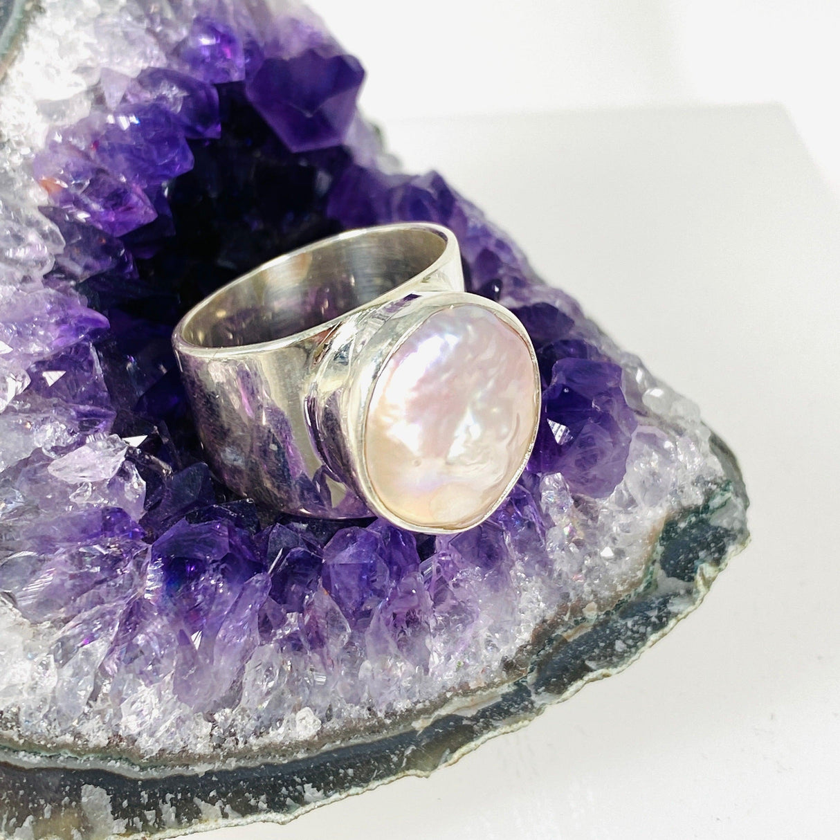 Pearl round ring with thick band s.9 KRGJ2935 - Nature's Magick