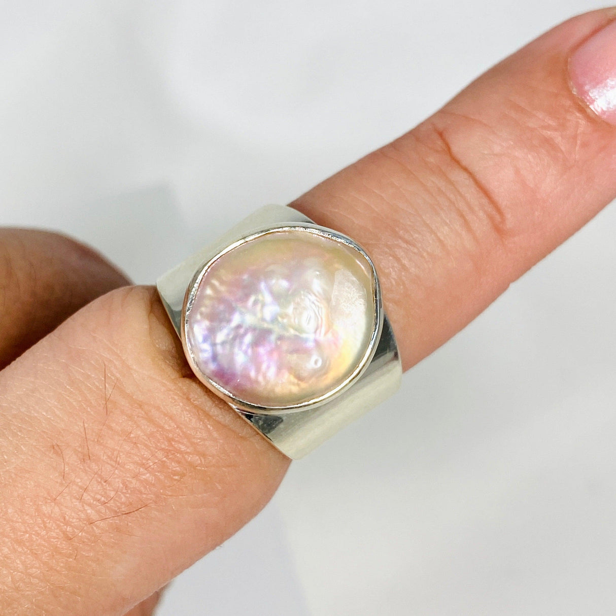 Pearl round ring with thick band s.9 KRGJ2935 - Nature's Magick