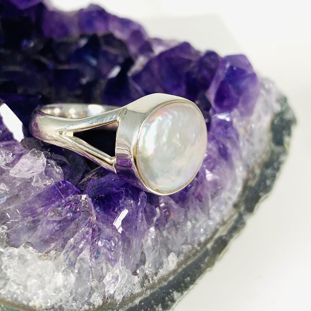 Pearl round split band ring KRGJ2934 - Nature's Magick