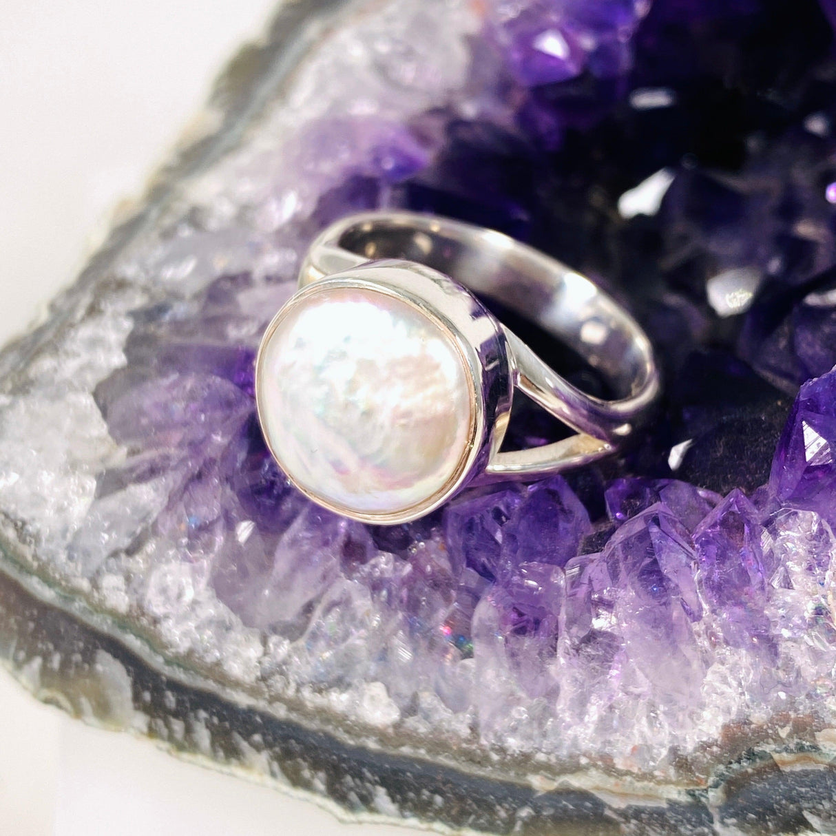 Pearl round split band ring KRGJ2934 - Nature's Magick