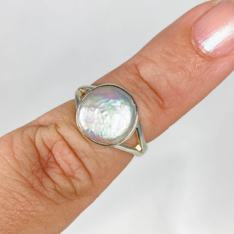 Pearl round split band ring KRGJ2934 - Nature's Magick