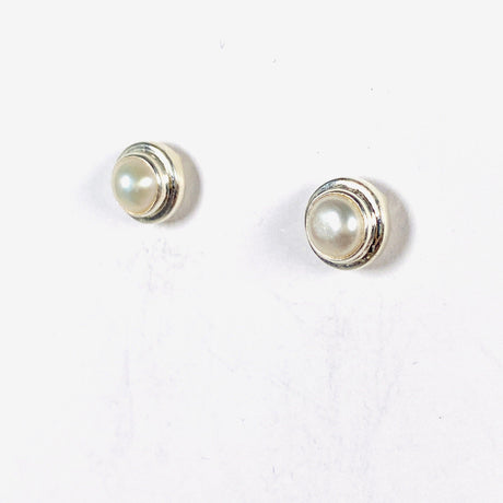 Pearl round studs KEGJ1367 - Nature's Magick