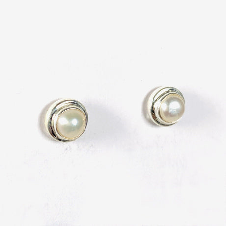 Pearl round studs KEGJ1367 - Nature's Magick