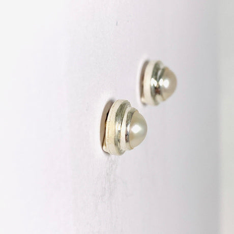 Pearl round studs KEGJ1367 - Nature's Magick