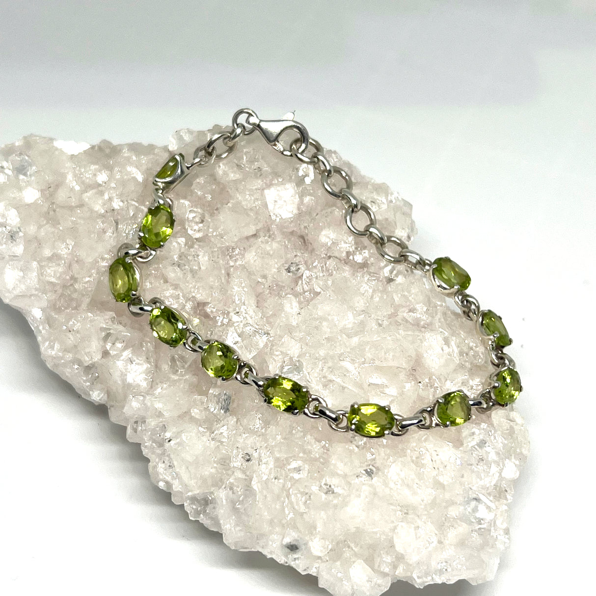 Peridot faceted oval gemstone in 925 silver crown setting bracelet PBGJ032