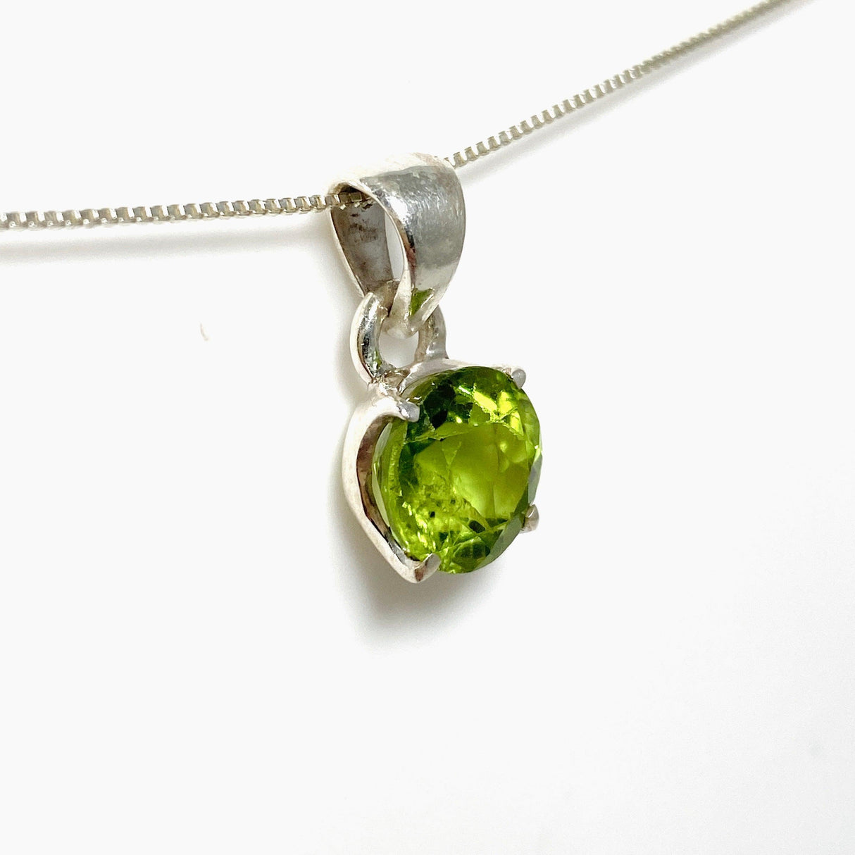 Peridot Round Faceted Pendant PPGJ550 - Nature's Magick