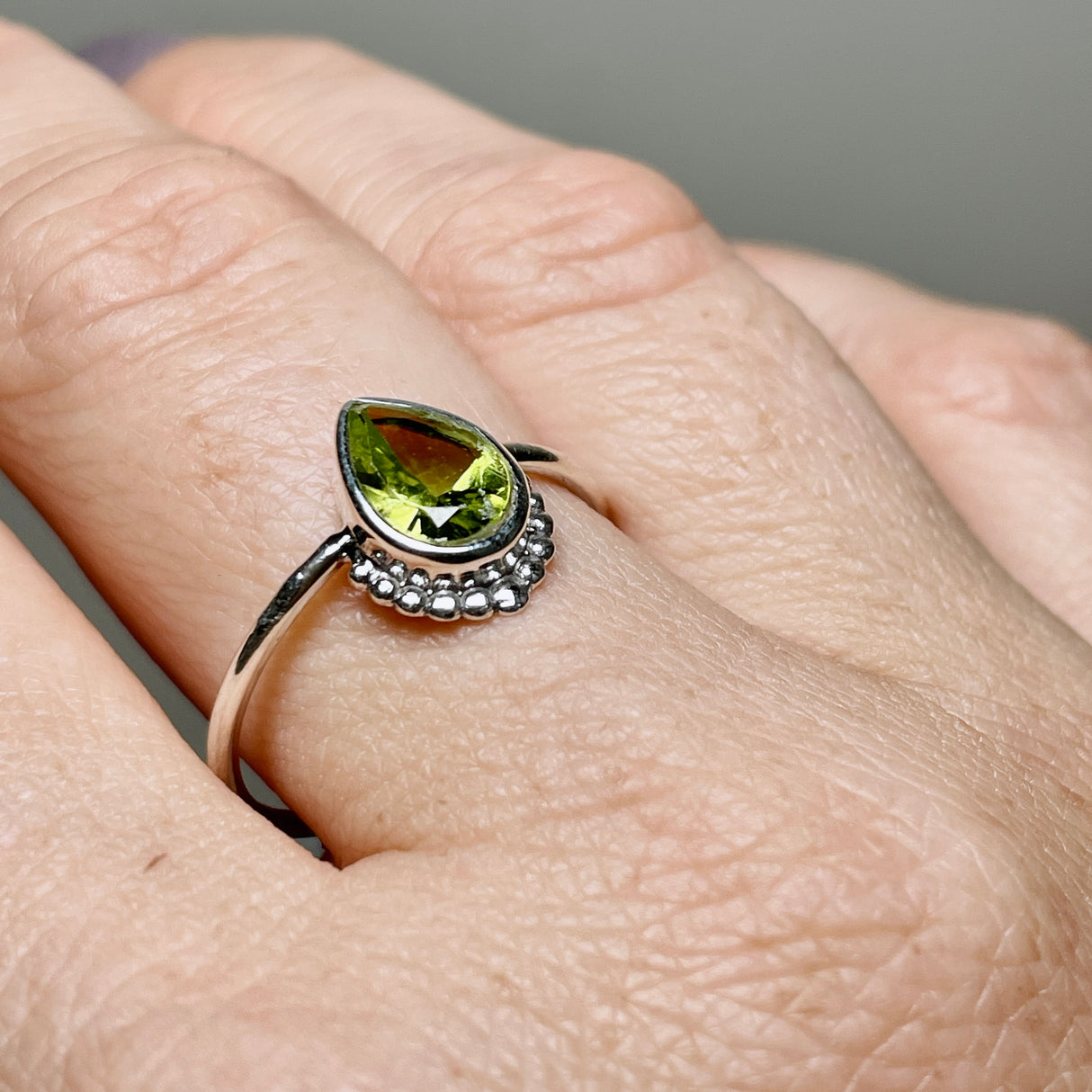 Peridot Teardrop Faceted fine band ring R3800-PT