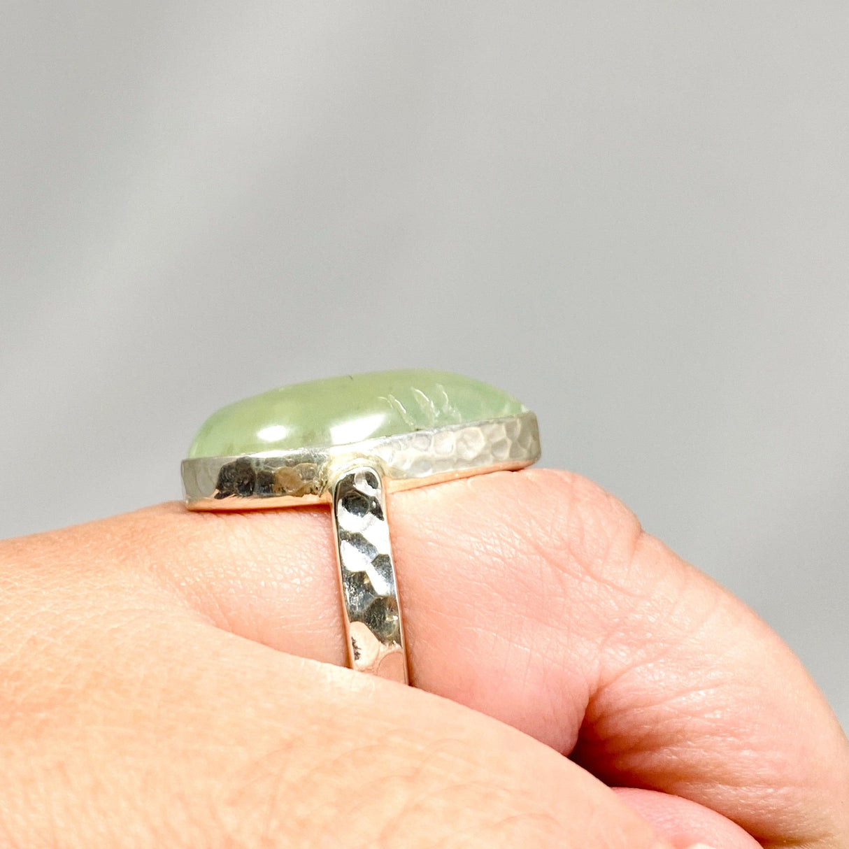 Prehnite Teardrop Hammered Band Ring Size 10 KRGJ3159 - Nature's Magick