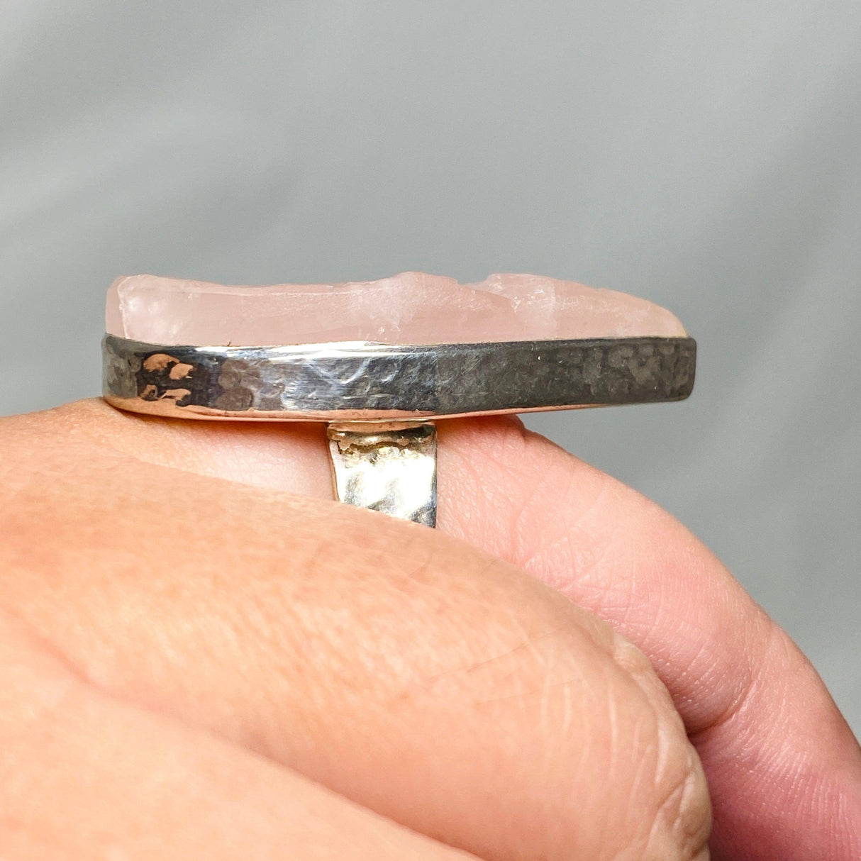 Rose Quartz raw teardrop ring with beaten band s.10 KRGJ1302 - Nature's Magick