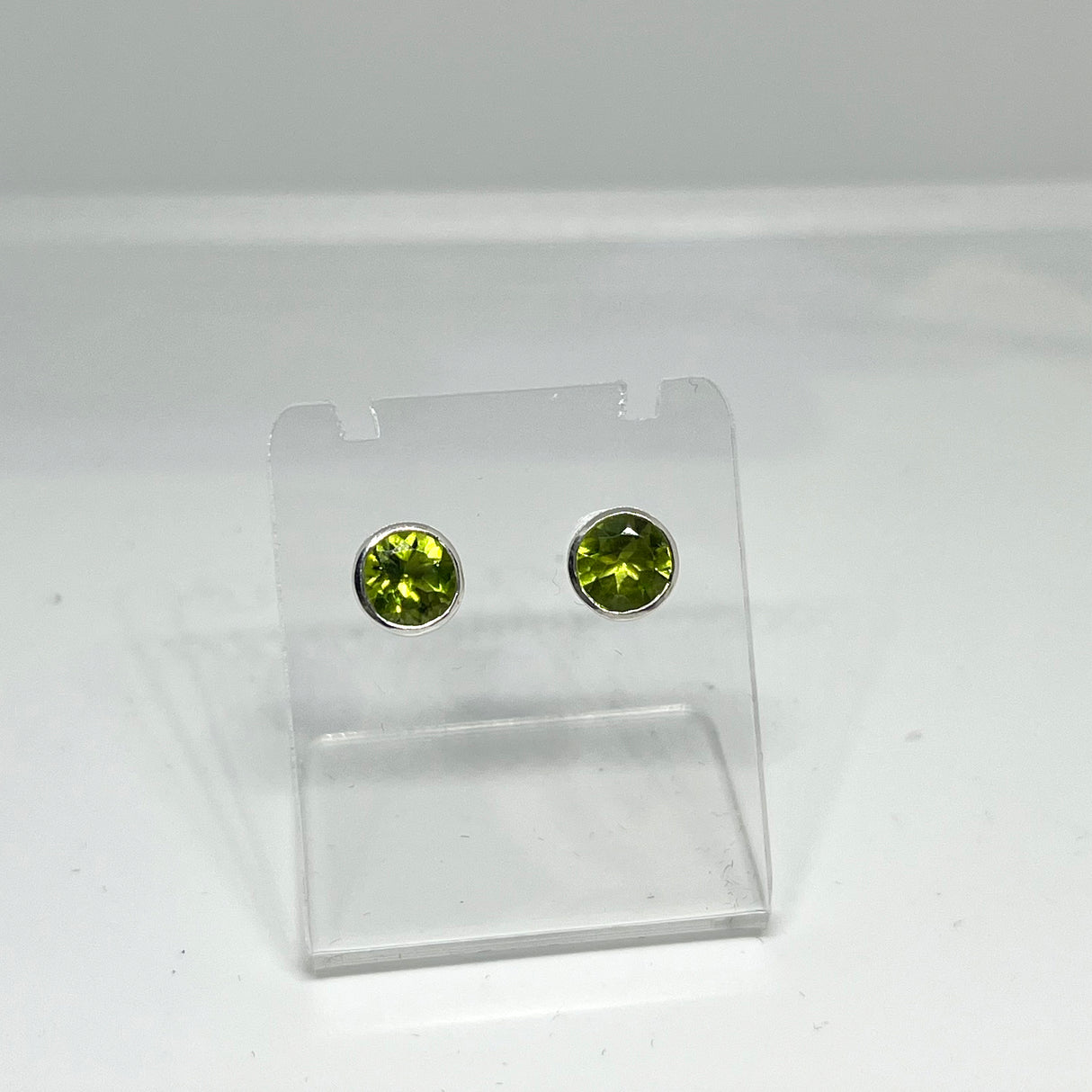 Round Faceted Gemstone Decorative Bezel Set Stud Earrings 7mm PSE001