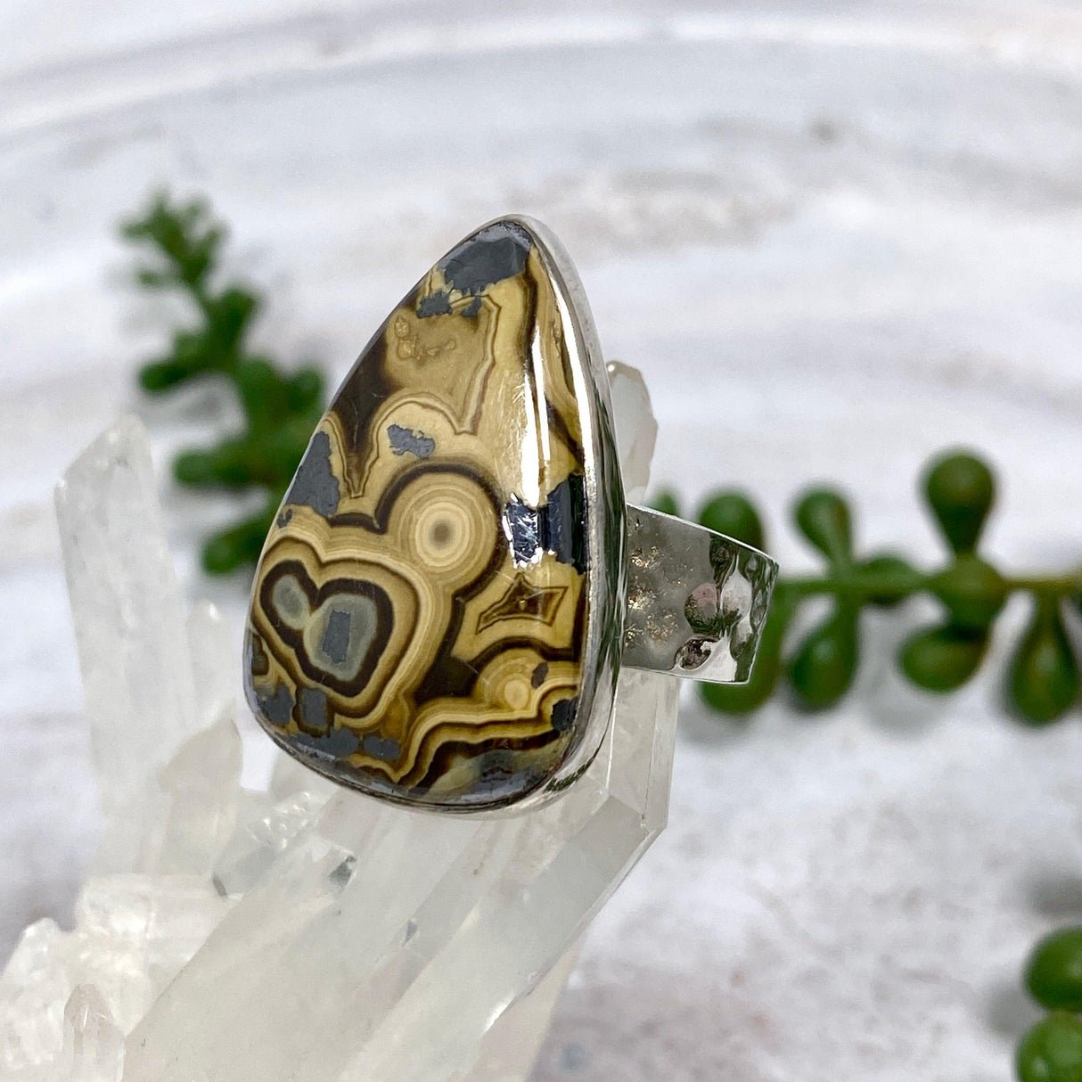 Schalenblende teardrop beaten band ring s.9 KRGJ1648 - Nature's Magick