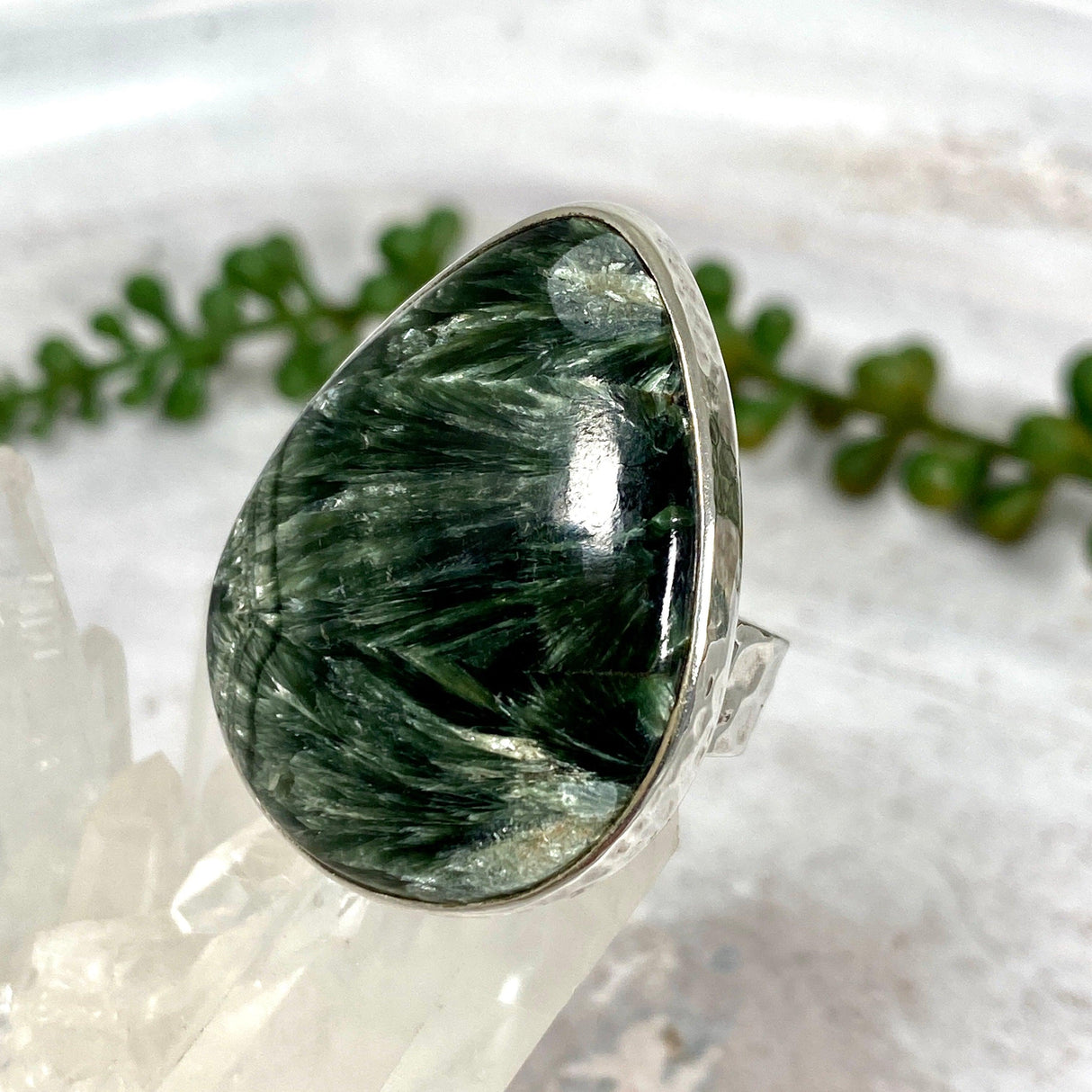 Seraphinite teardrop beaten band ring s.10 KRGJ1633 - Nature's Magick