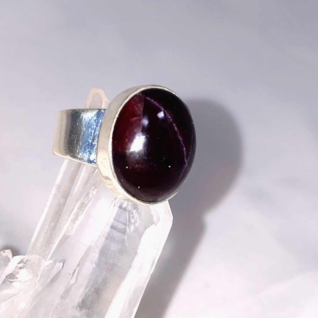 Star Garnet Oval Ring Size 7 KRGJ3135 - Nature's Magick