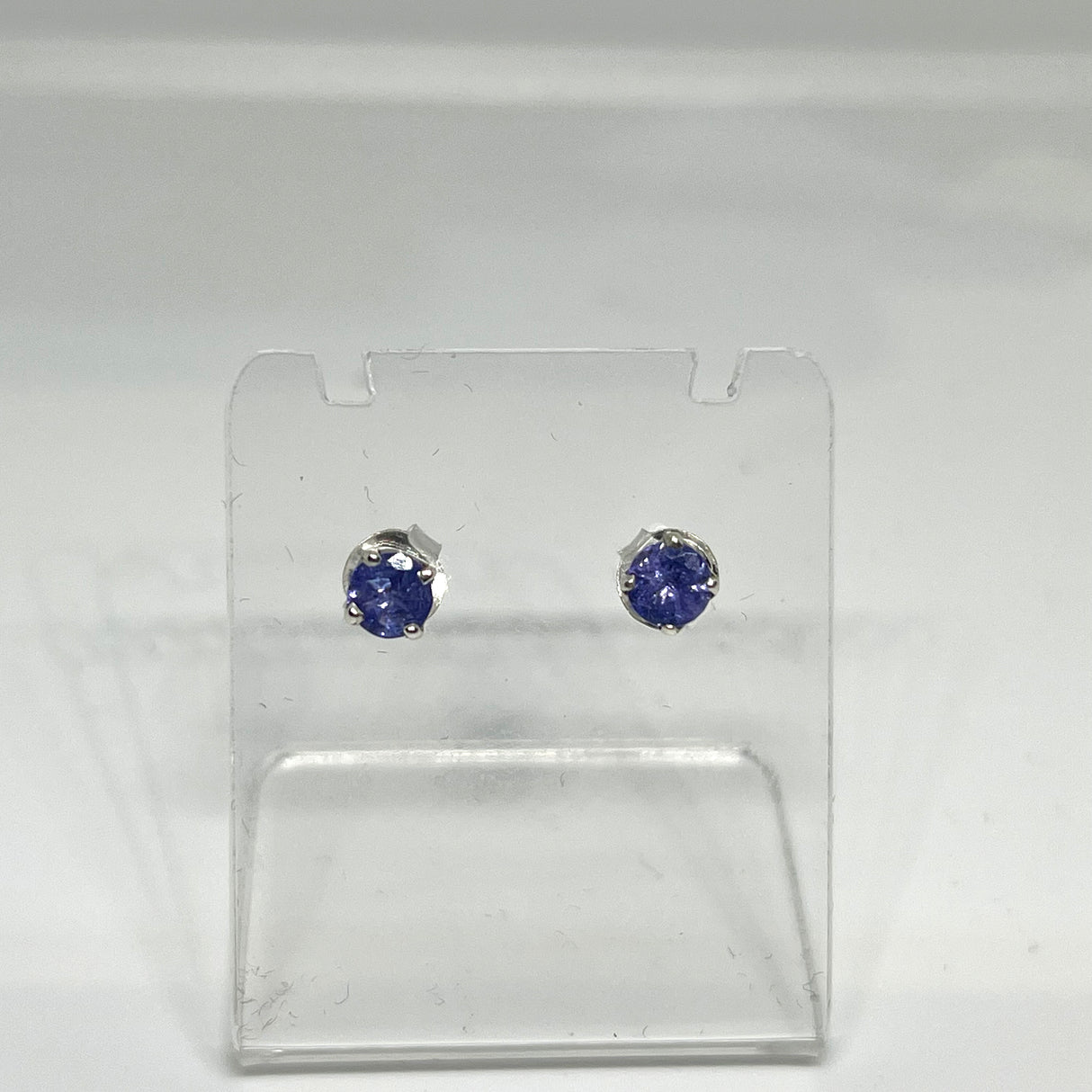 Tanzanite Round Faceted Gemstone 4-claw Set Stud Earring PSE008