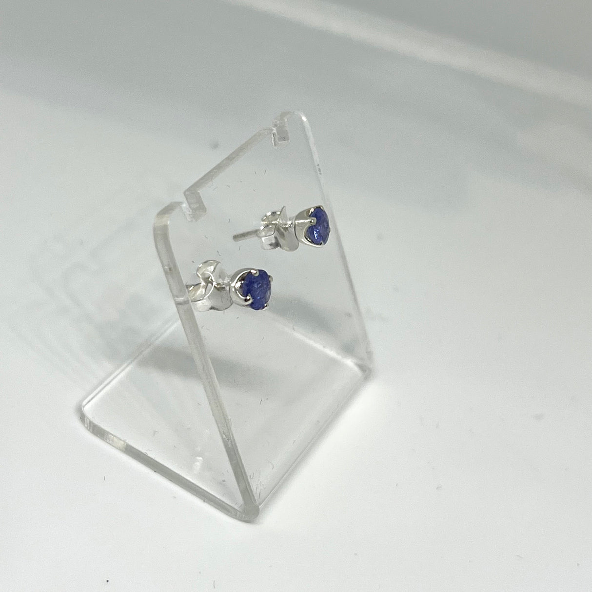 Tanzanite Round Faceted Gemstone 4-claw Set Stud Earring PSE008