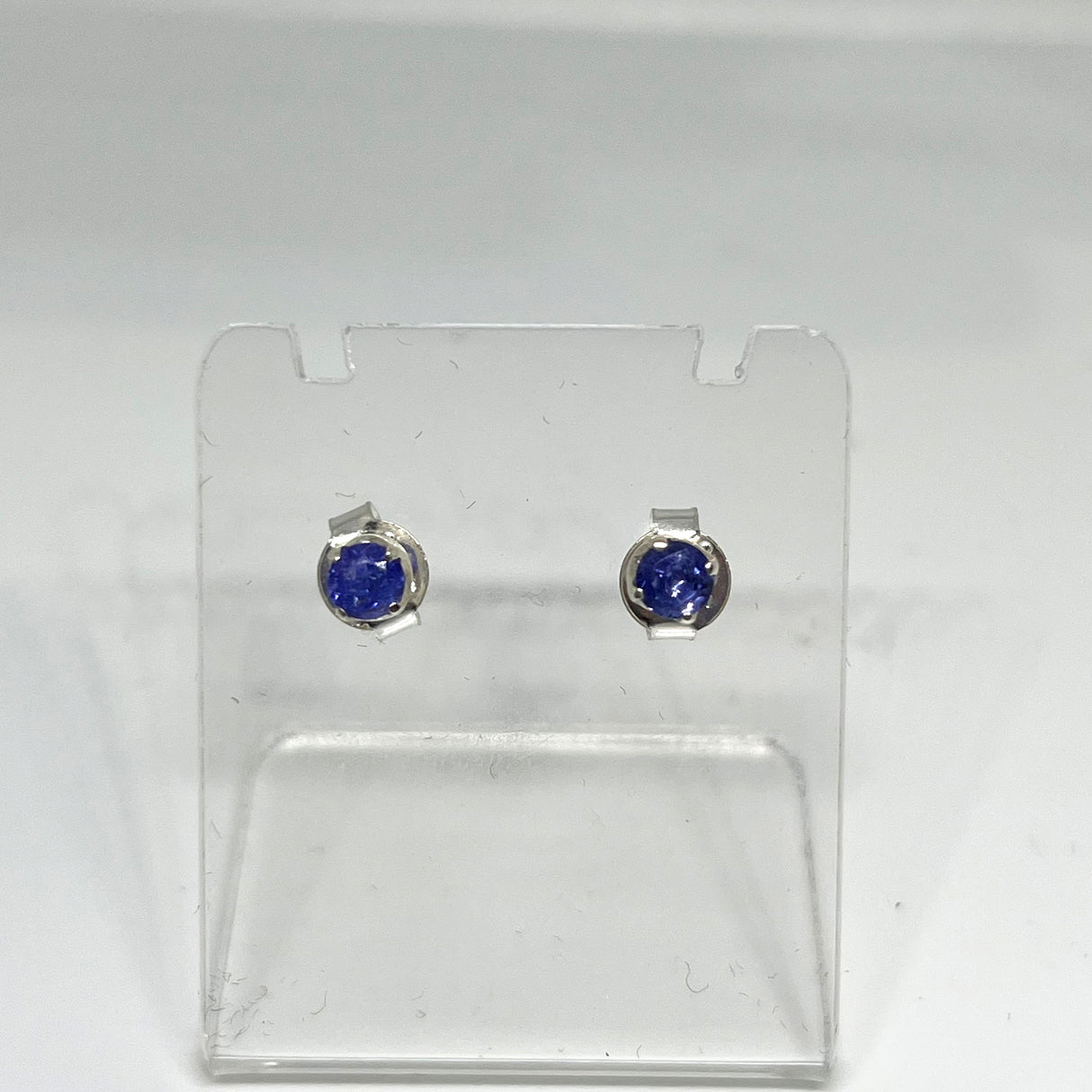 Tanzanite Round Faceted Gemstone 4-claw Set Stud Earring PSE008