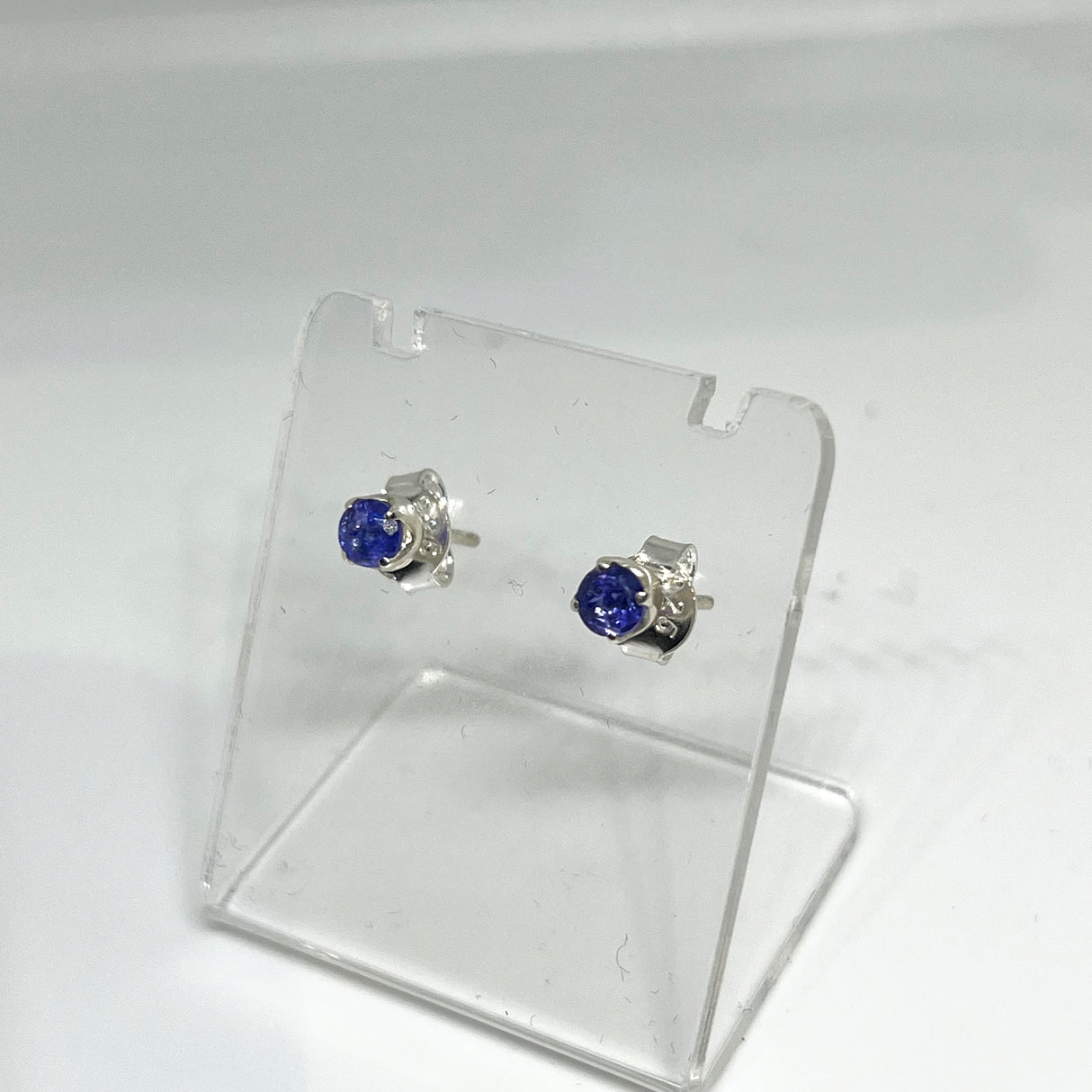 Tanzanite Round Faceted Gemstone 4-claw Set Stud Earring PSE008