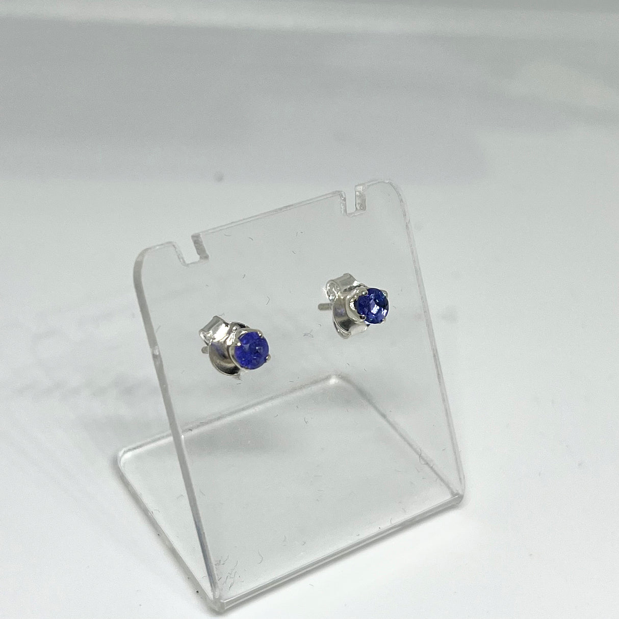 Tanzanite Round Faceted Gemstone 4-claw Set Stud Earring PSE008