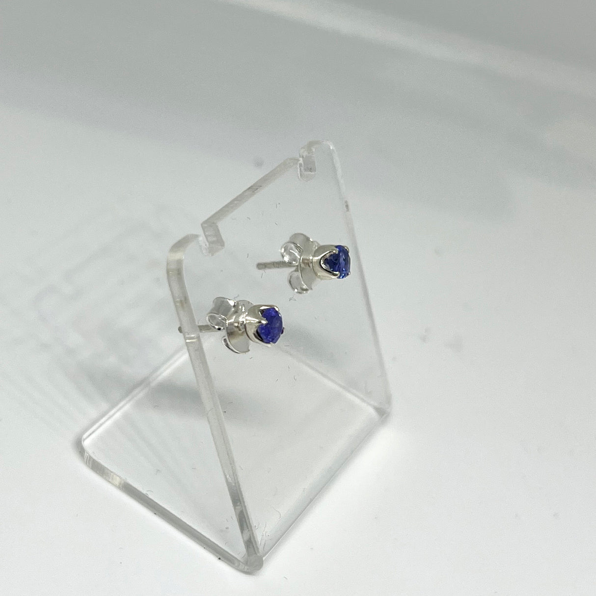 Tanzanite Round Faceted Gemstone 4-claw Set Stud Earring PSE008