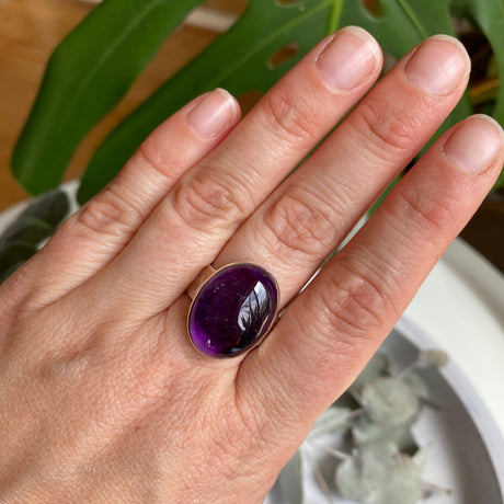 Amethyst oval cabochon beaten band ring s.9 KRGJ1333 - Nature's Magick