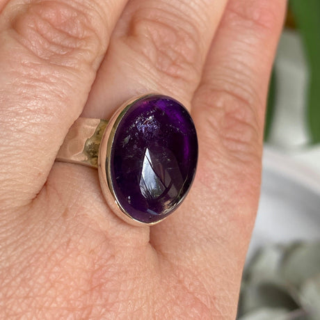 Amethyst oval cabochon beaten band ring s.9 KRGJ1333 - Nature's Magick