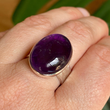 Amethyst oval cabochon beaten band ring s.9 KRGJ1333 - Nature's Magick