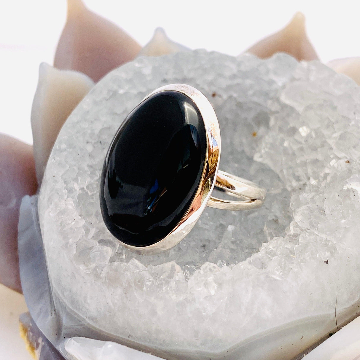 Black Onyx oval cabochon ring with split band s.8 KRGJ1641 - Nature's Magick