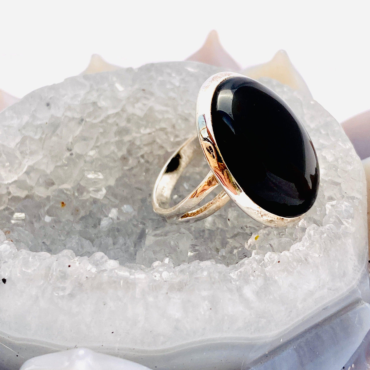 Black Onyx oval cabochon ring with split band s.8 KRGJ1641 - Nature's Magick